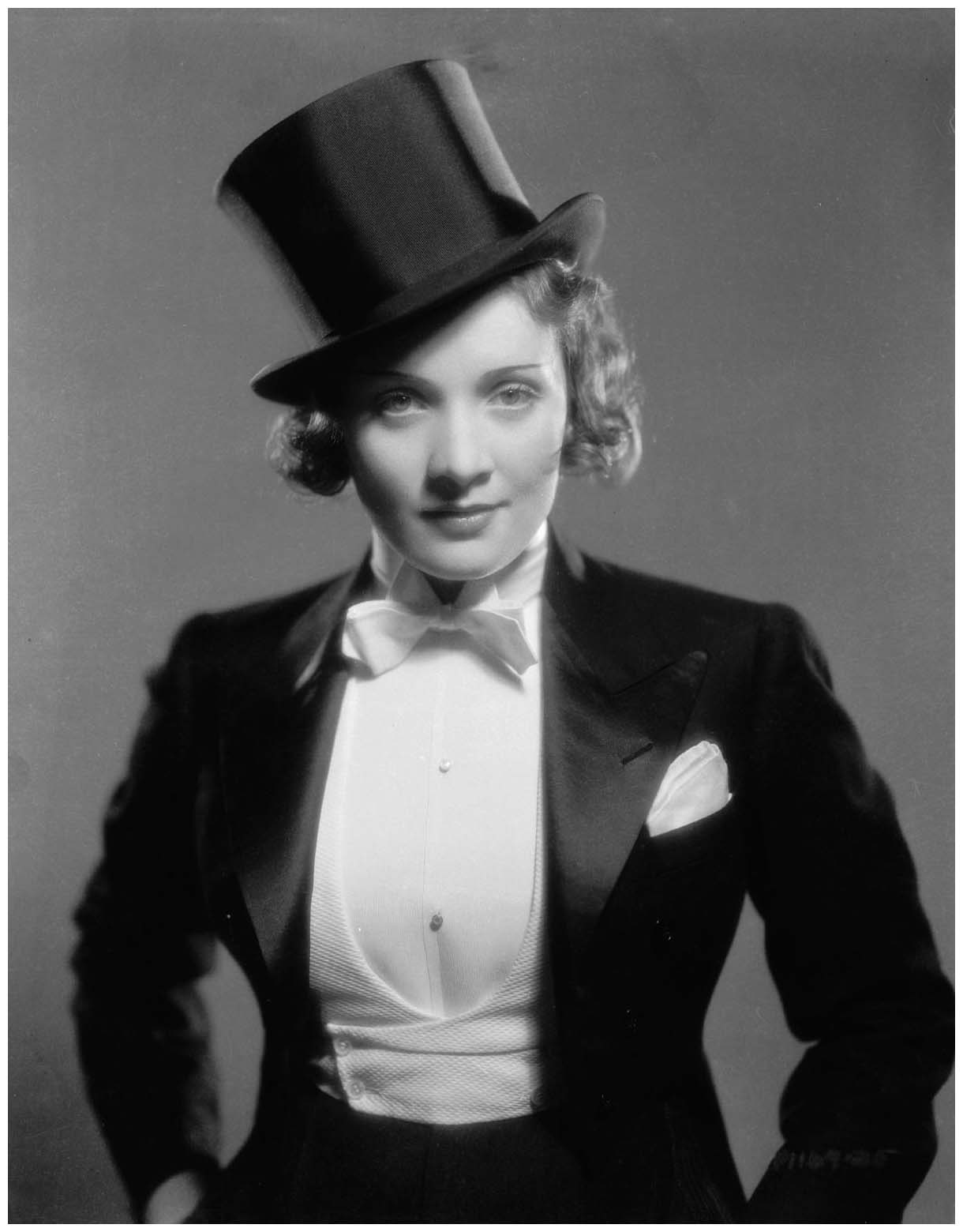 marlene-dietrich-zylinder-bw
